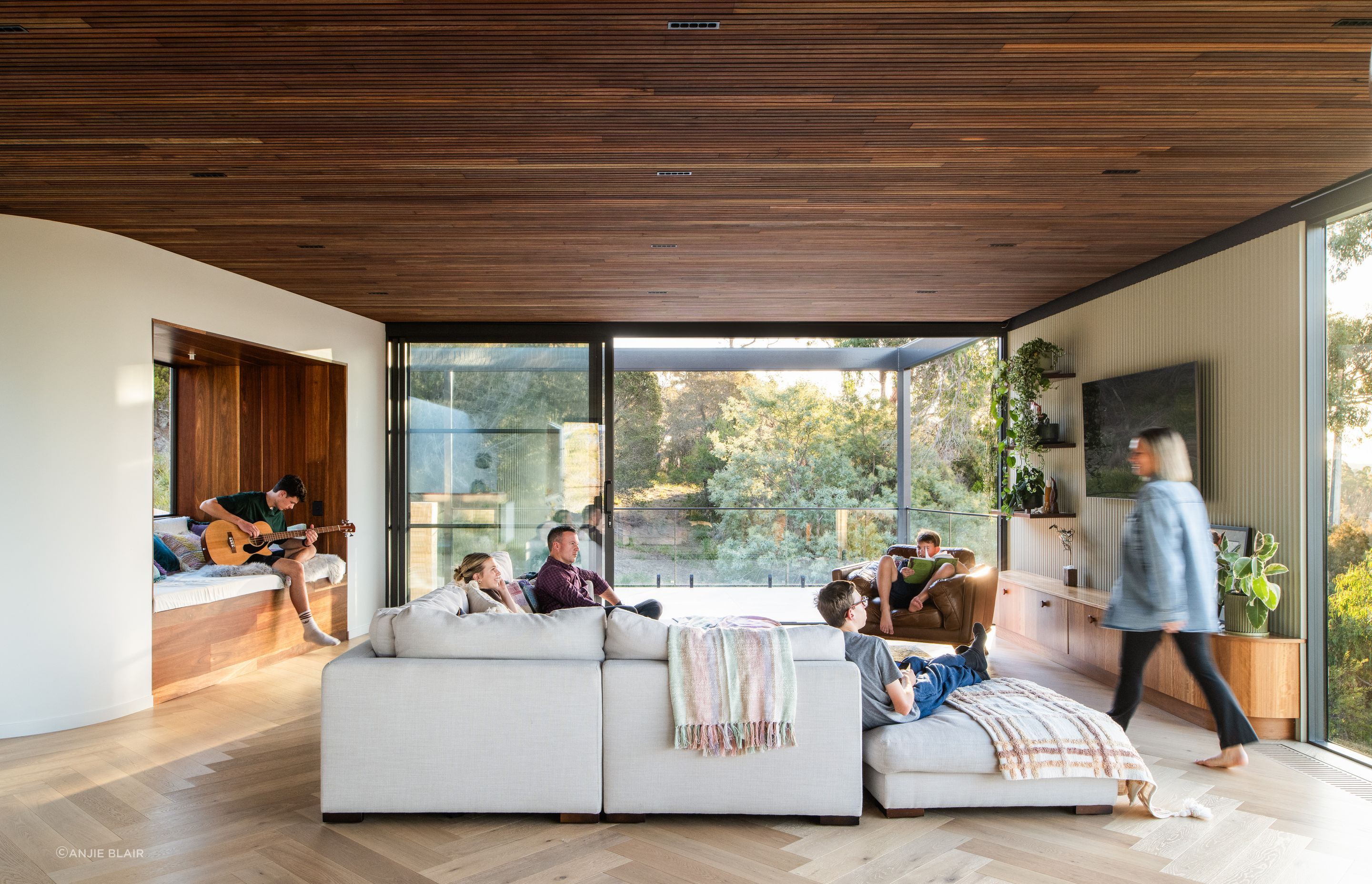 The Commercial Series Stacker Door connects the living area with the outdoors.