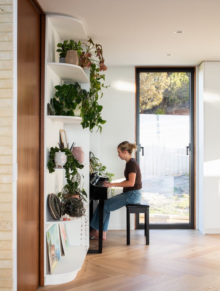 “The wind speed for this site was calculated at N3 and a bushfire attack level of BAL29, which required specific products and materials to be specified, as a result of the site limitations,” says Rylock’s Emma Truong.