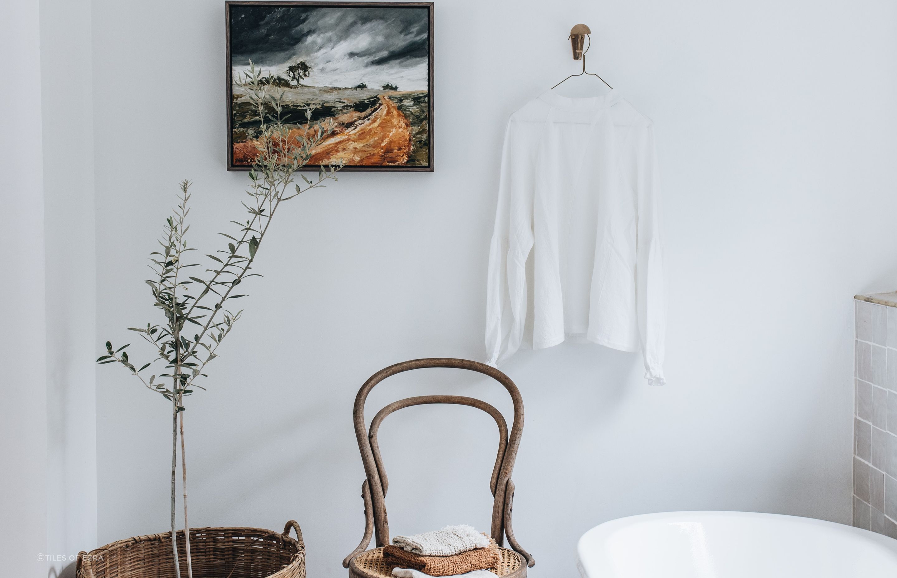 This stunning cottage renovation in Dubbo shows the wall can be your canvas, even in the bathroom - Photography: Abbie Mellé