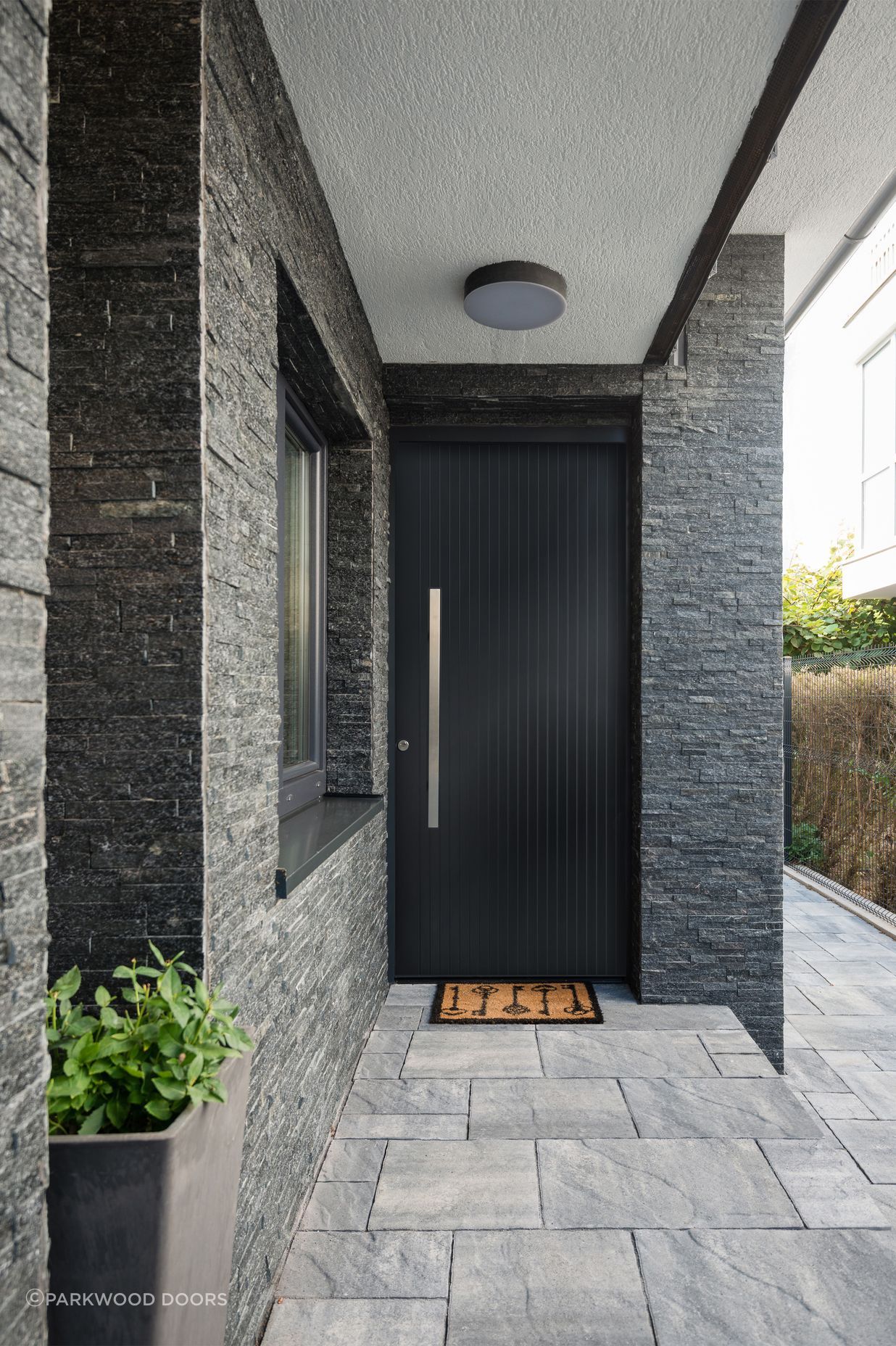 Sleek and contemporary, this aluminium door by Parkwood Doors features
minimalist vertical grooves.