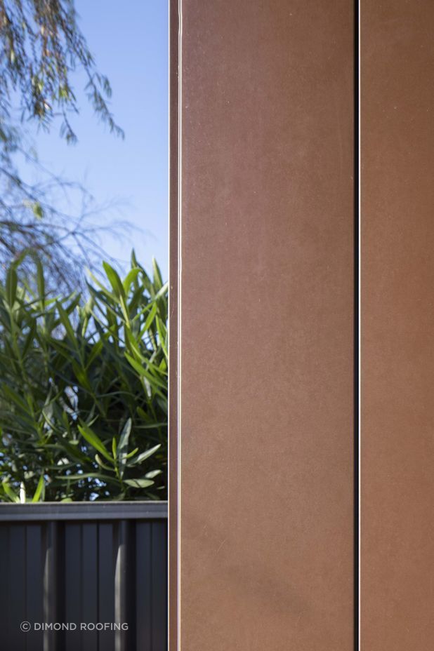 Corten Red depicts the appearance of naturally rusted steel. The rich and rugged red rust design offers a great depth of texture and architectural
flexibility for a modern, industrial look.