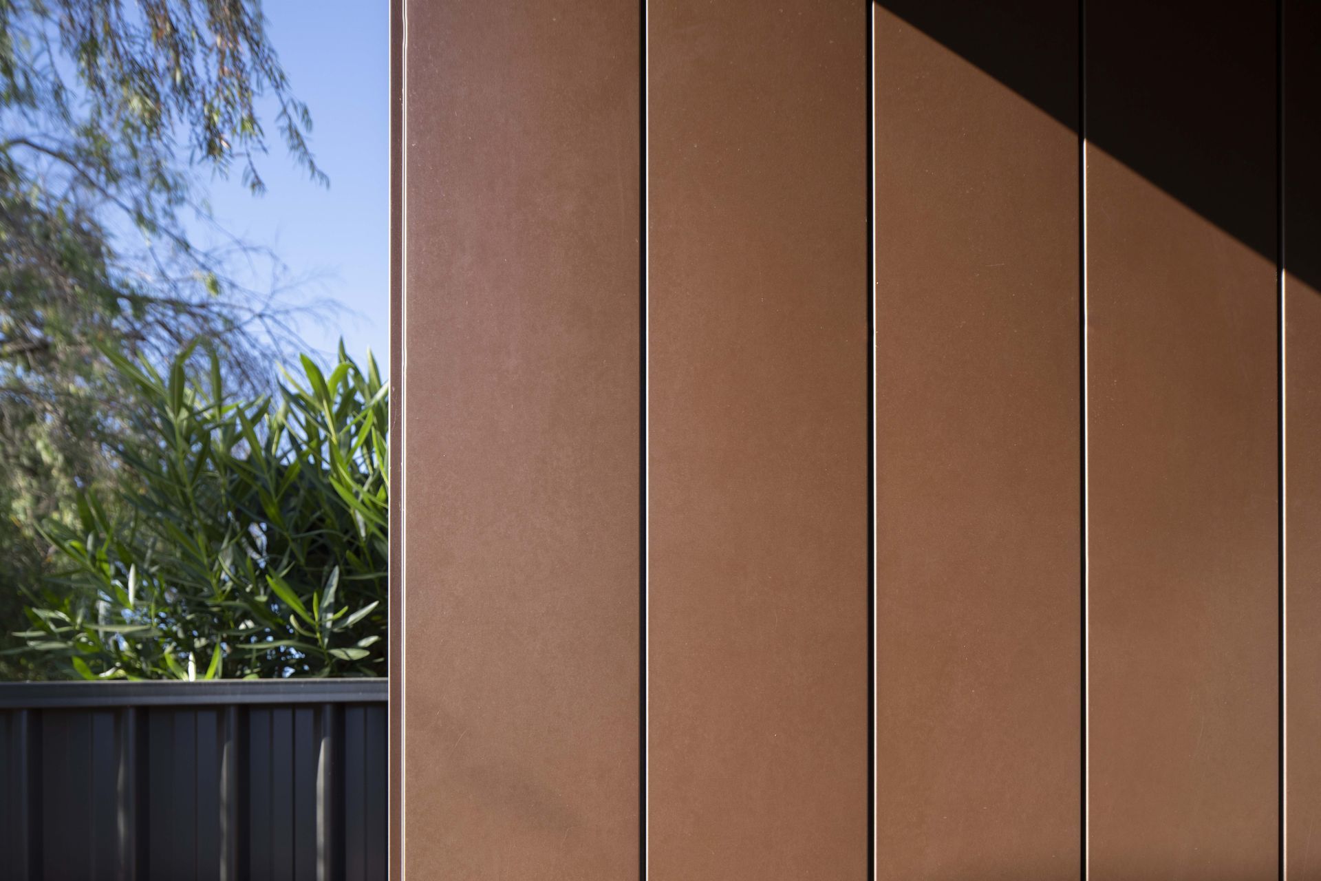 Corten Red depicts the appearance of naturally rusted steel. The rich and rugged red rust design offers a great depth of texture and architectural
flexibility for a modern, industrial look.