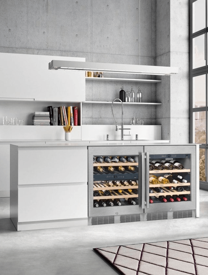 As a dual-temperature zone wine cabinet, the UWTes 1672 —a built-in under bench wine cellar — is perfect for all reds, whites, and champagne