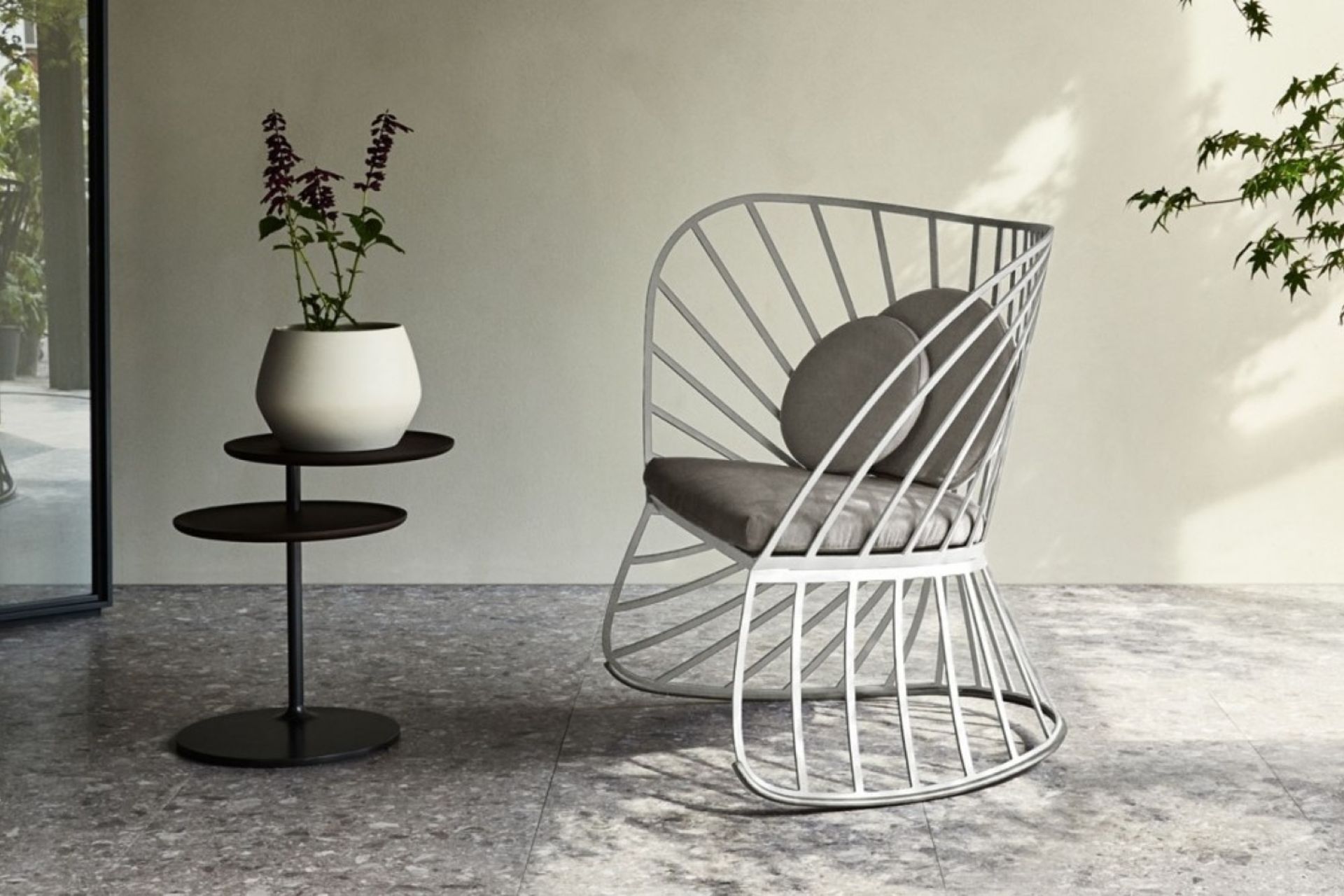 With its unique sliding top, the Vicino Side Table by Molteni&C offers tremendous versatility as a furnishing.