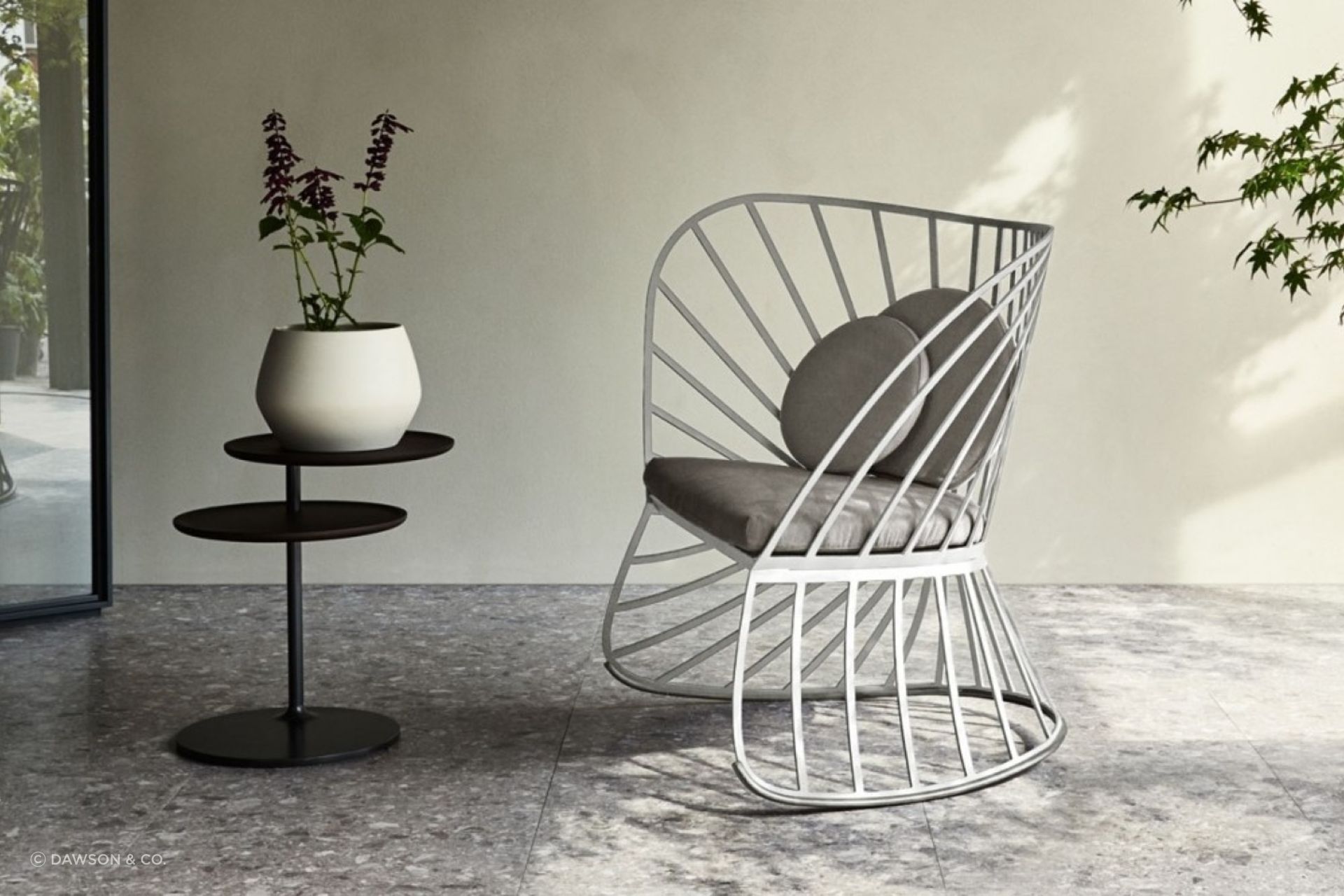 With its unique sliding top, the Vicino Side Table by Molteni&C offers tremendous versatility as a furnishing.