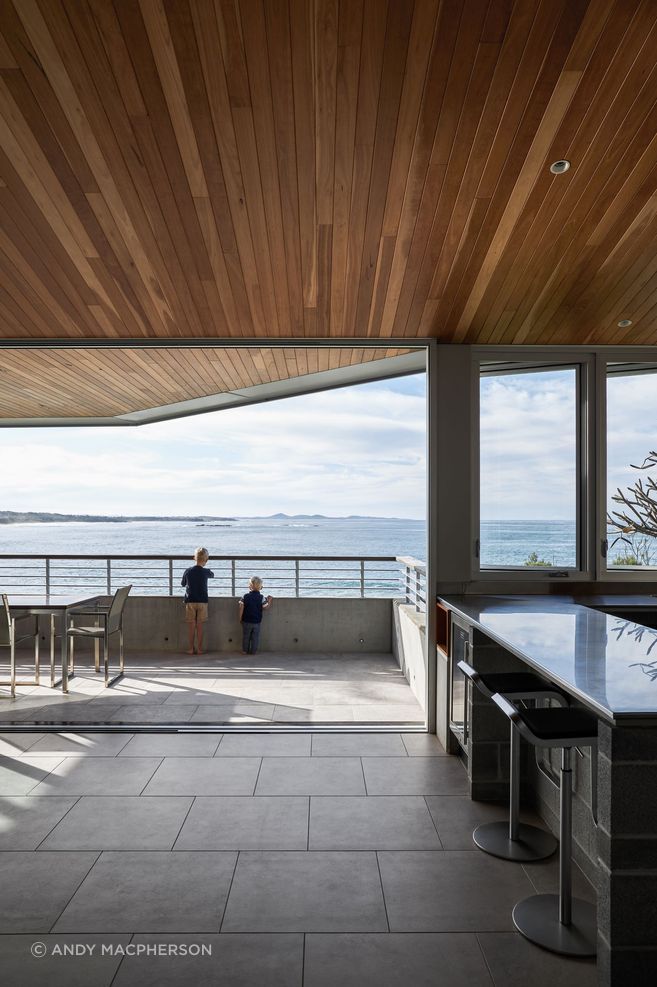 Hoods HH450 and HH900 in Zeus Silver Grey Matt were chosen to augment the passive heating and cooling of the home.