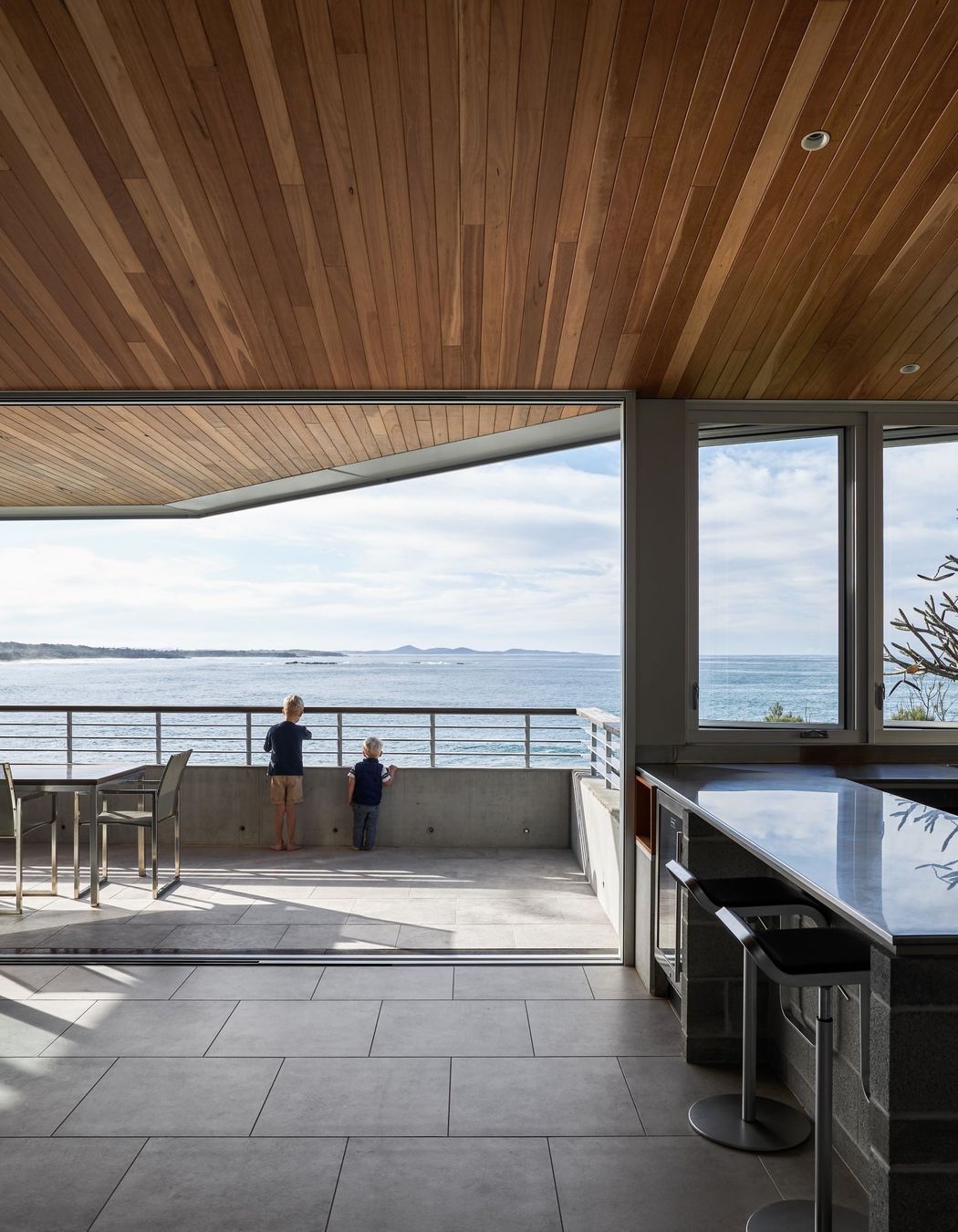 Hoods HH450 and HH900 in Zeus Silver Grey Matt were chosen to augment the passive heating and cooling of the home.