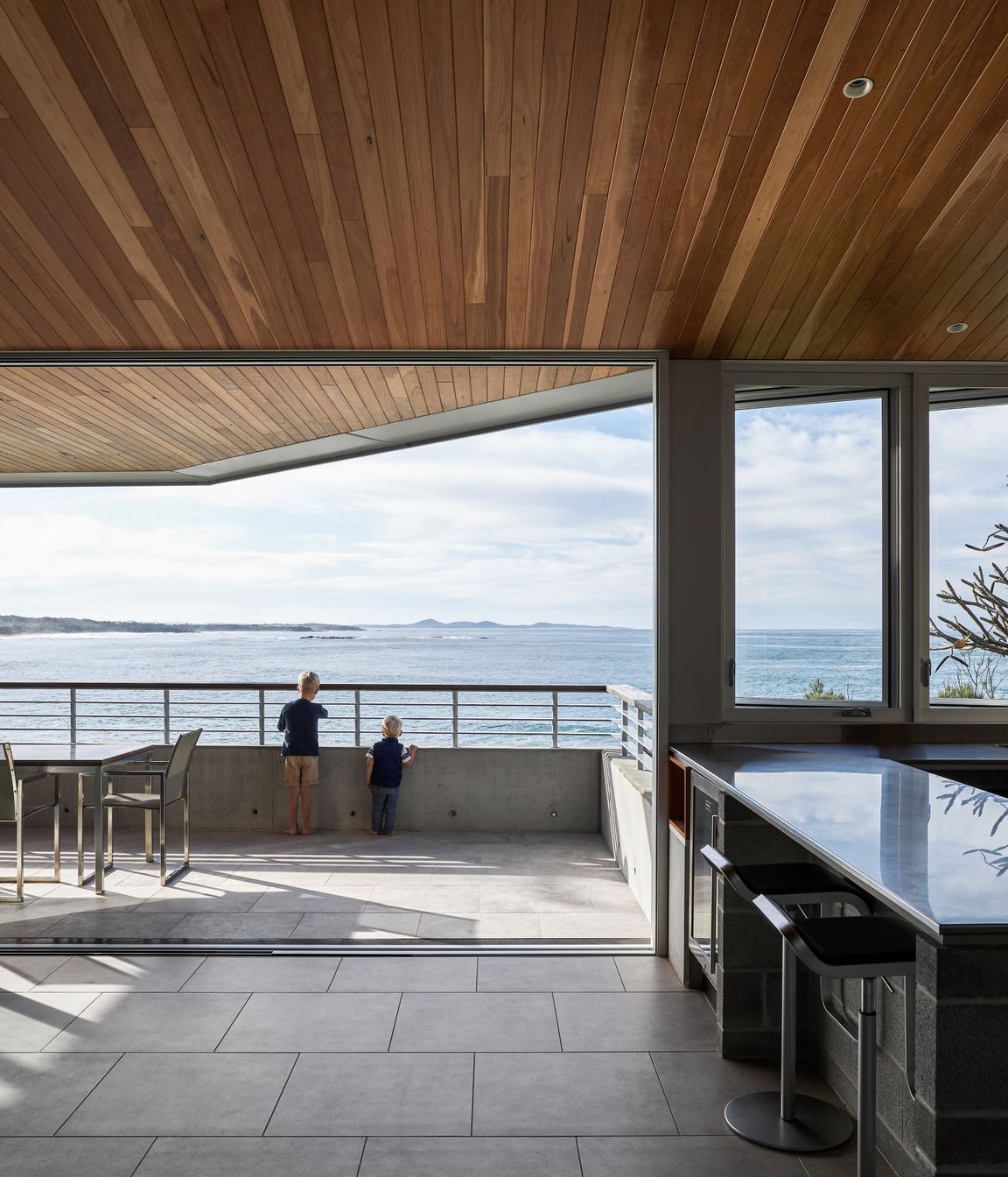 Hoods HH450 and HH900 in Zeus Silver Grey Matt were chosen to augment the passive heating and cooling of the home.
