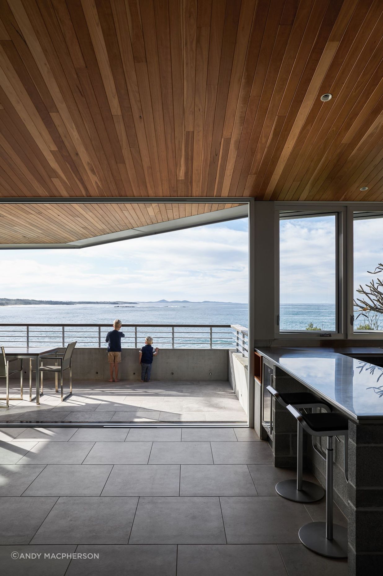 Hoods HH450 and HH900 in Zeus Silver Grey Matt were chosen to augment the passive heating and cooling of the home.