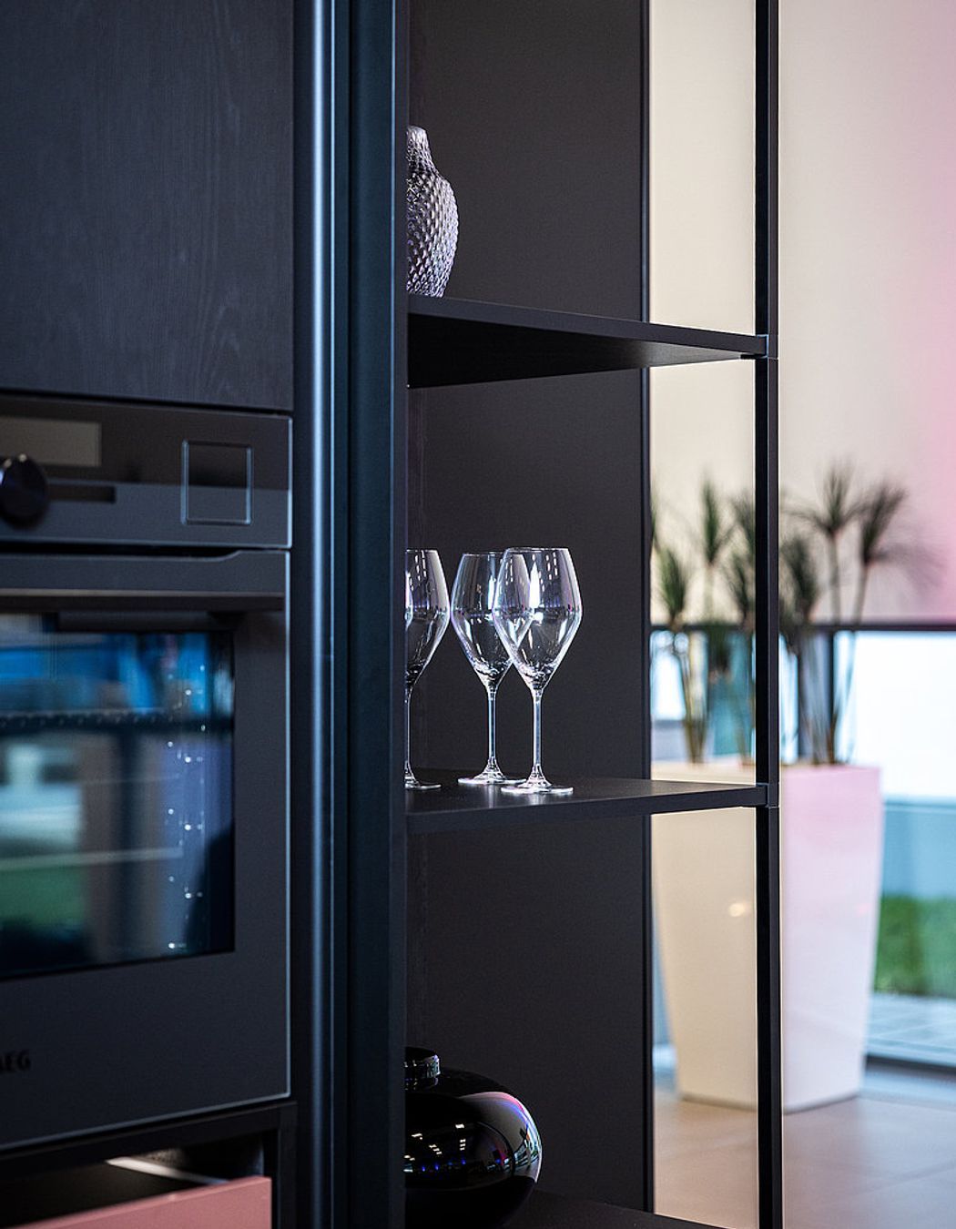 FurnSpin is compatible with Hettich’s Cadro aluminium frame system – further demonstrating its ability to seamlessly integrate into different systems and spaces.