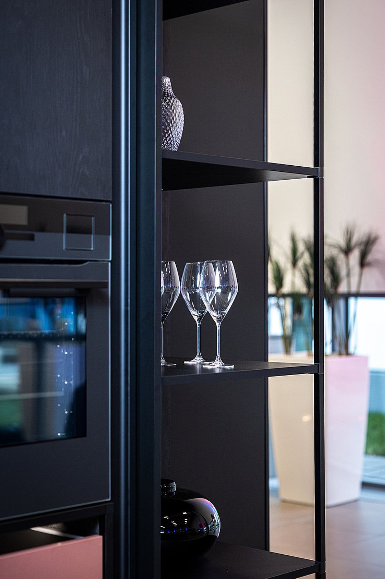 FurnSpin is compatible with Hettich’s Cadro aluminium frame system – further demonstrating its ability to seamlessly integrate into different systems and spaces.