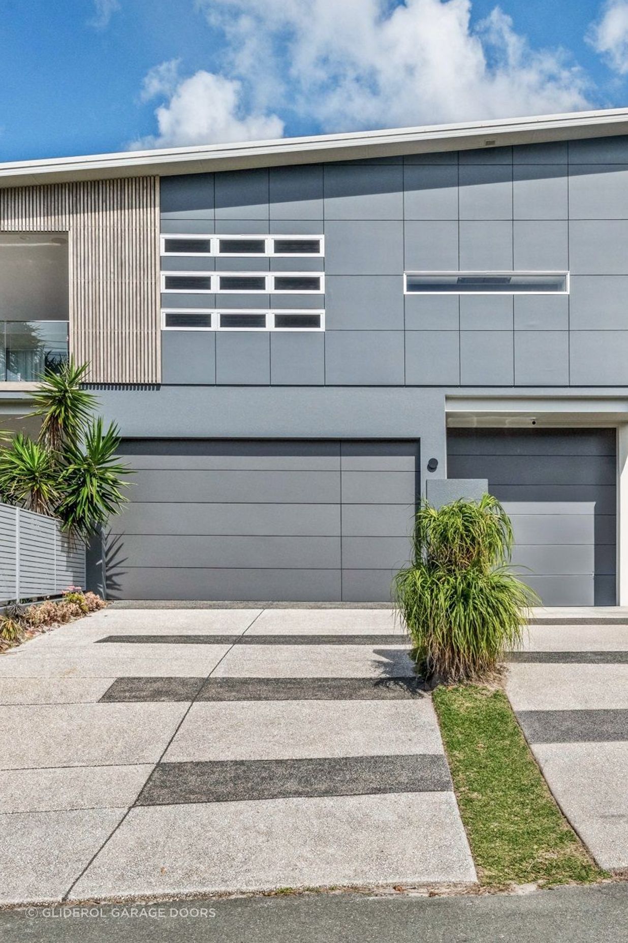 This aluminium garage door blends in with the property's architectural features.