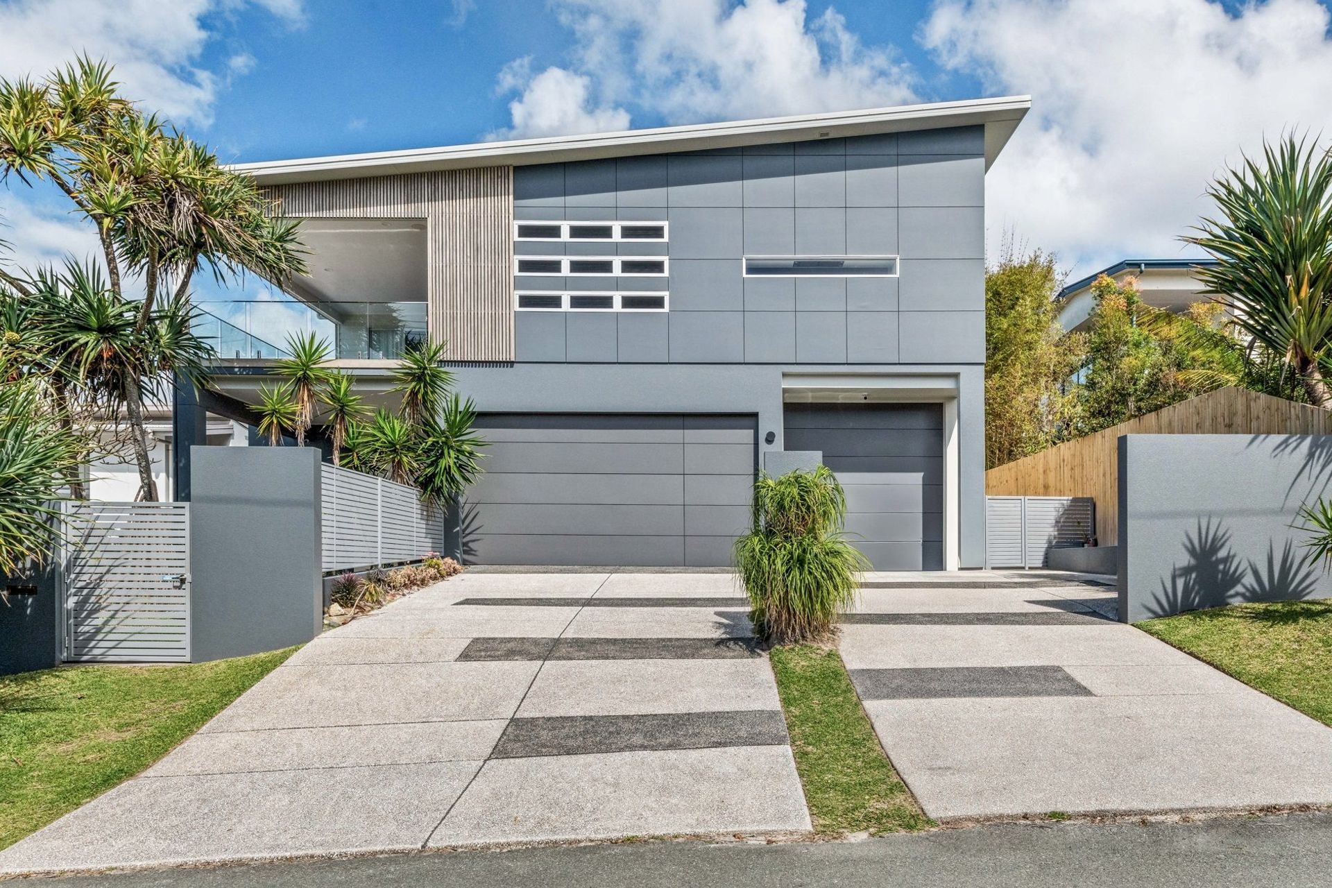 This aluminium garage door blends in with the property's architectural features.
