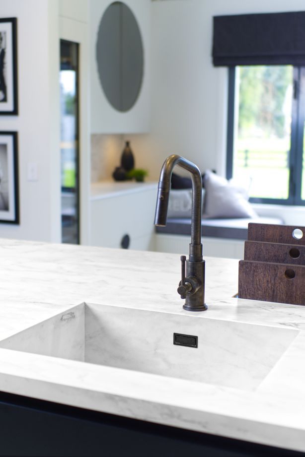 Dark kitchens can provide high contrast.