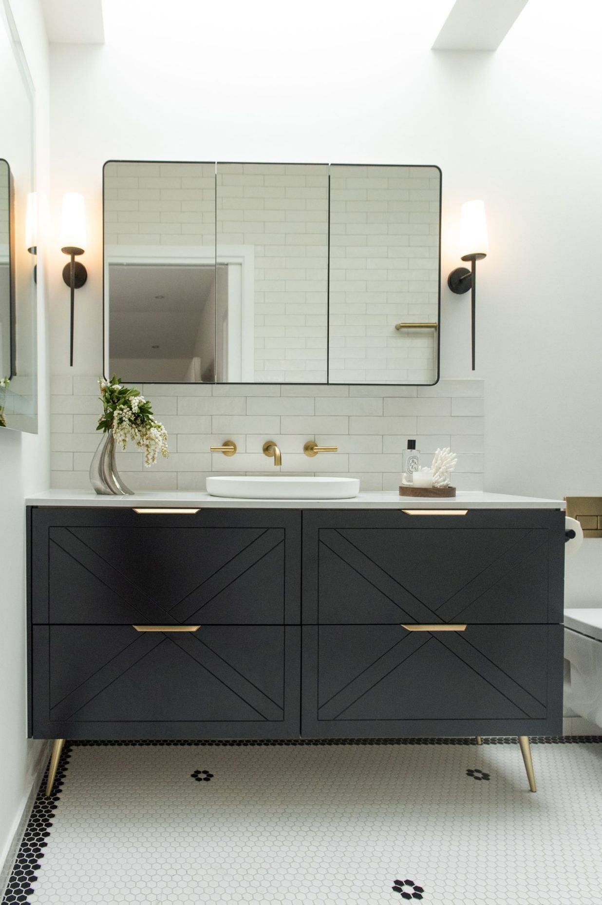 15 bathroom wall lighting ideas that renovators love