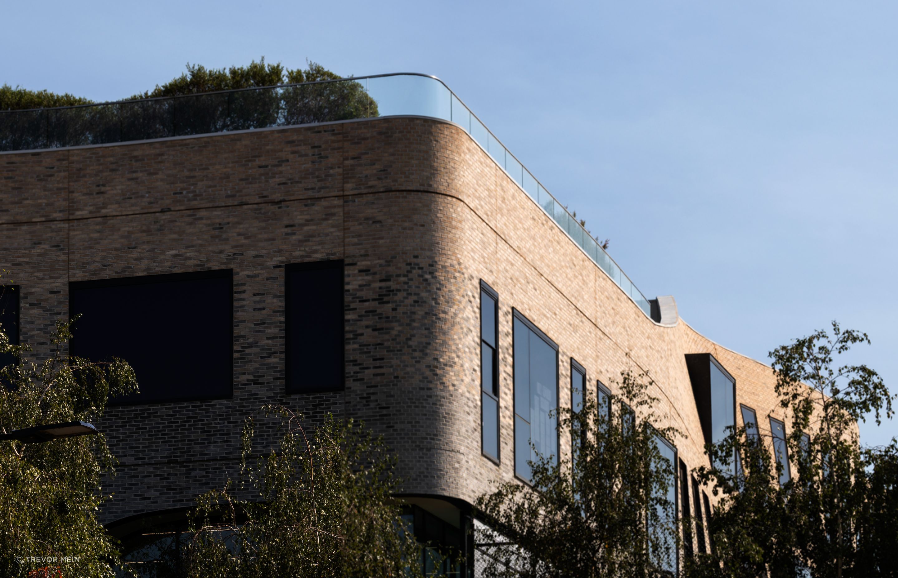 The natural colour variation of Petersen bricks made them perfect for the task.