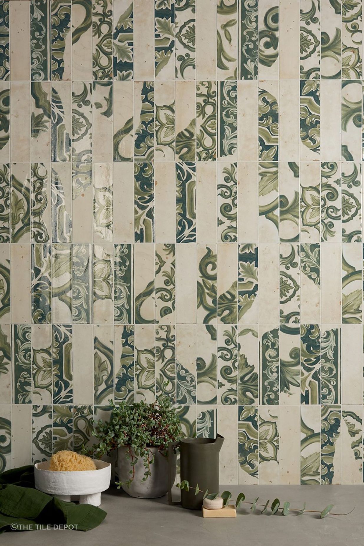 Designed and made in Italy, FREGIO is a decorative wall tile collection that skilfully captures the patterns and colours of Mediterranean Majolica pottery.