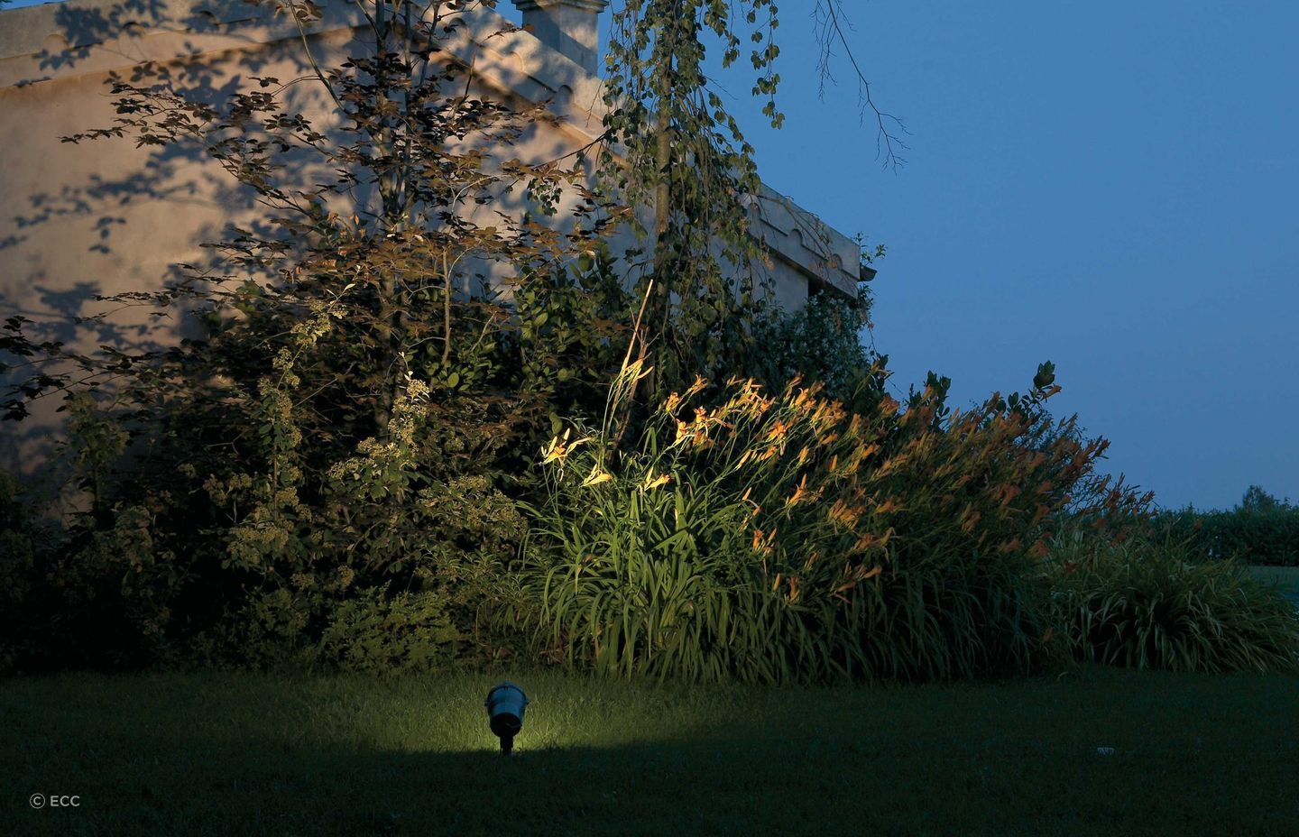 With monochromatic and RGB LEDs, the Woody Floodlight by iGuzzini is a convenient and versatile choice