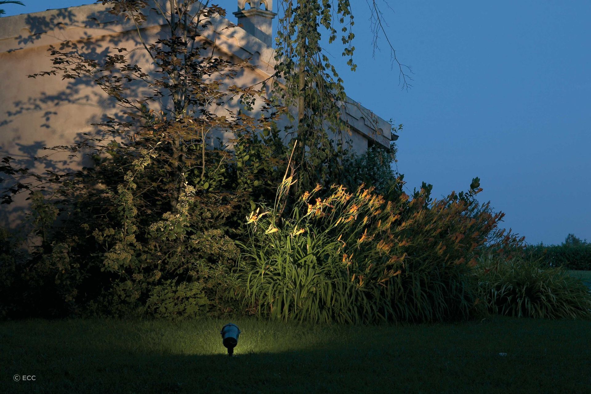With monochromatic and RGB LEDs, the Woody Floodlight by iGuzzini is a convenient and versatile choice