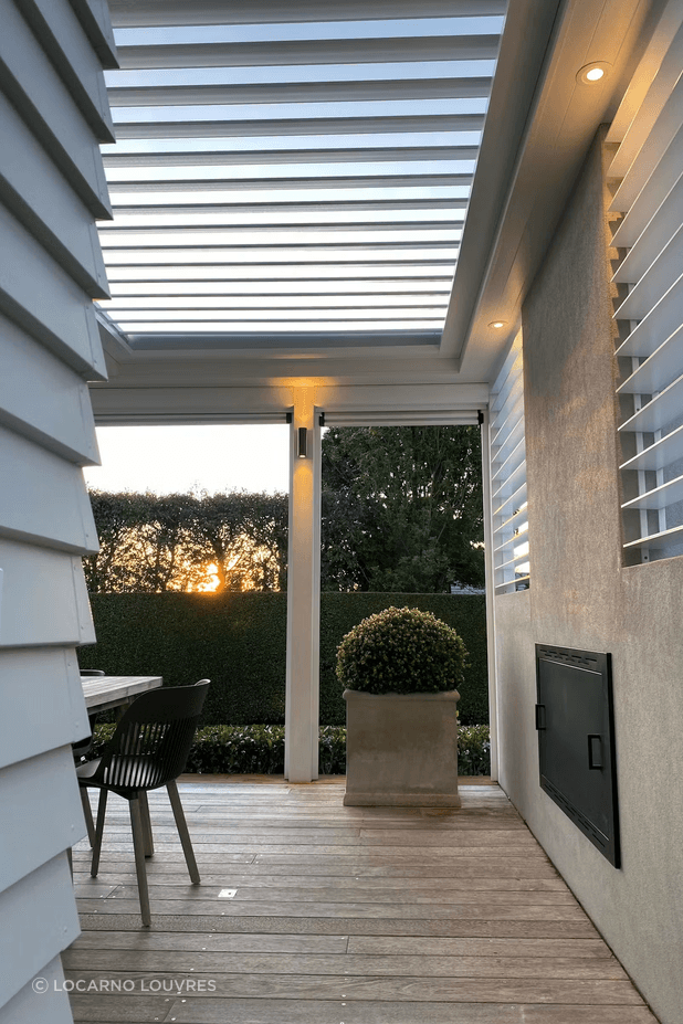 The operable louvres mean there is no compromise – the super fine profile can be opened to maximise light, or closed to provide shelter.