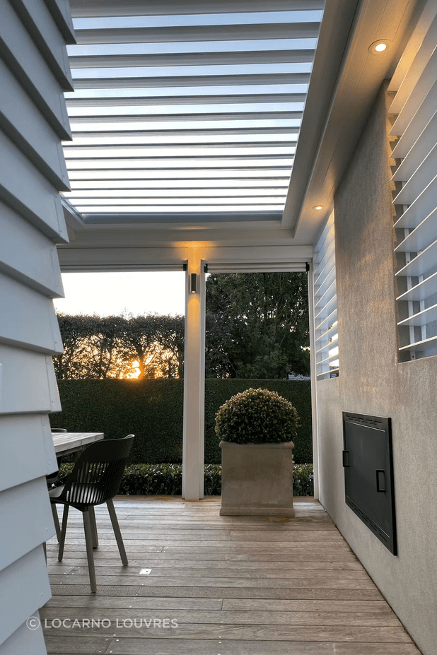 The operable louvres mean there is no compromise – the super fine profile can be opened to maximise light, or closed to provide shelter.