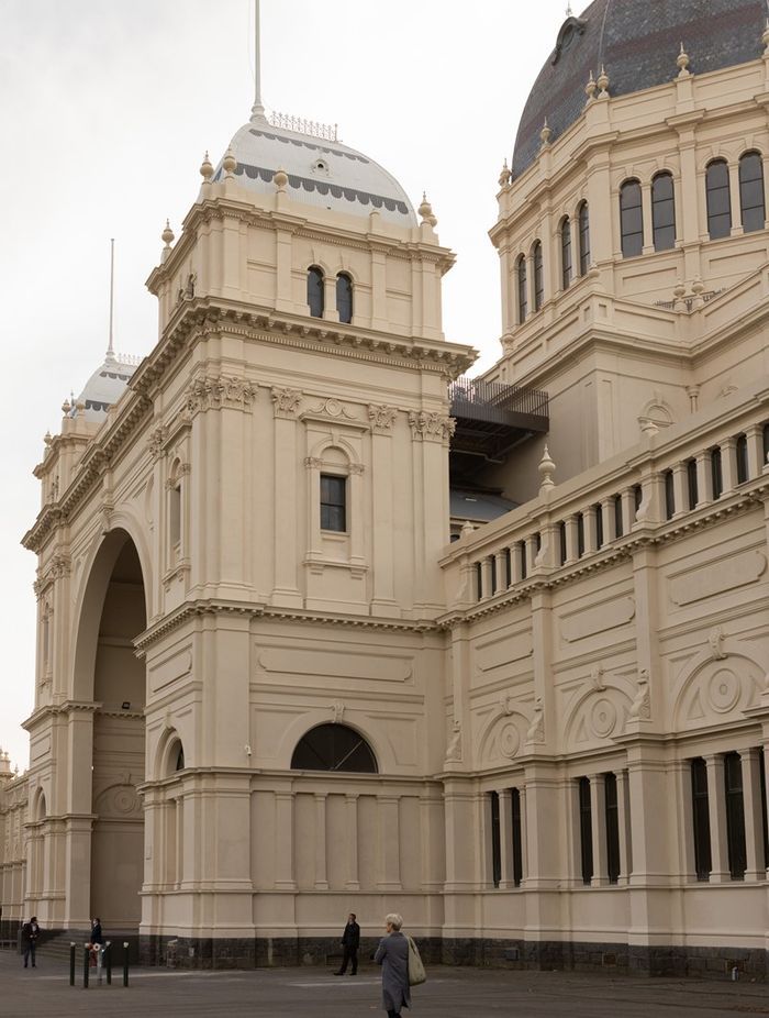 the premium silicate paint is made with inorganic pigments that are UV stable and, therefore, fade resistant.