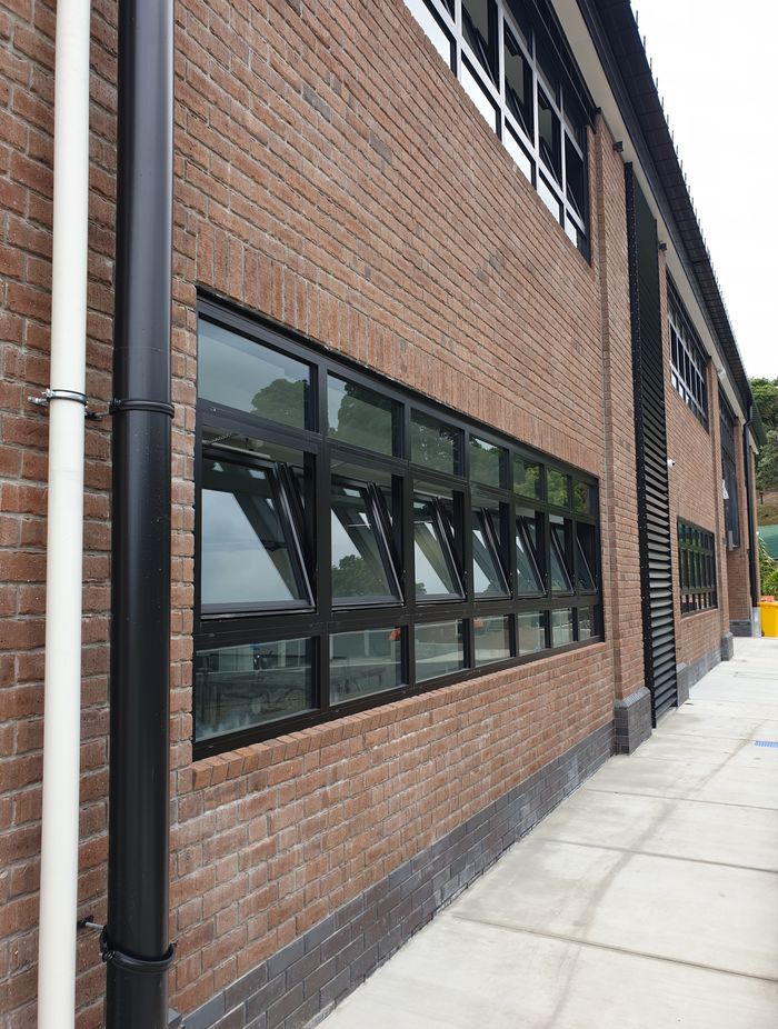 Onehunga High School tech Block provides for catering and hospitality, art, science and technology training as well as being able to be used for events. The building showcases EllisCo's automatic natural ventilation control panels.
