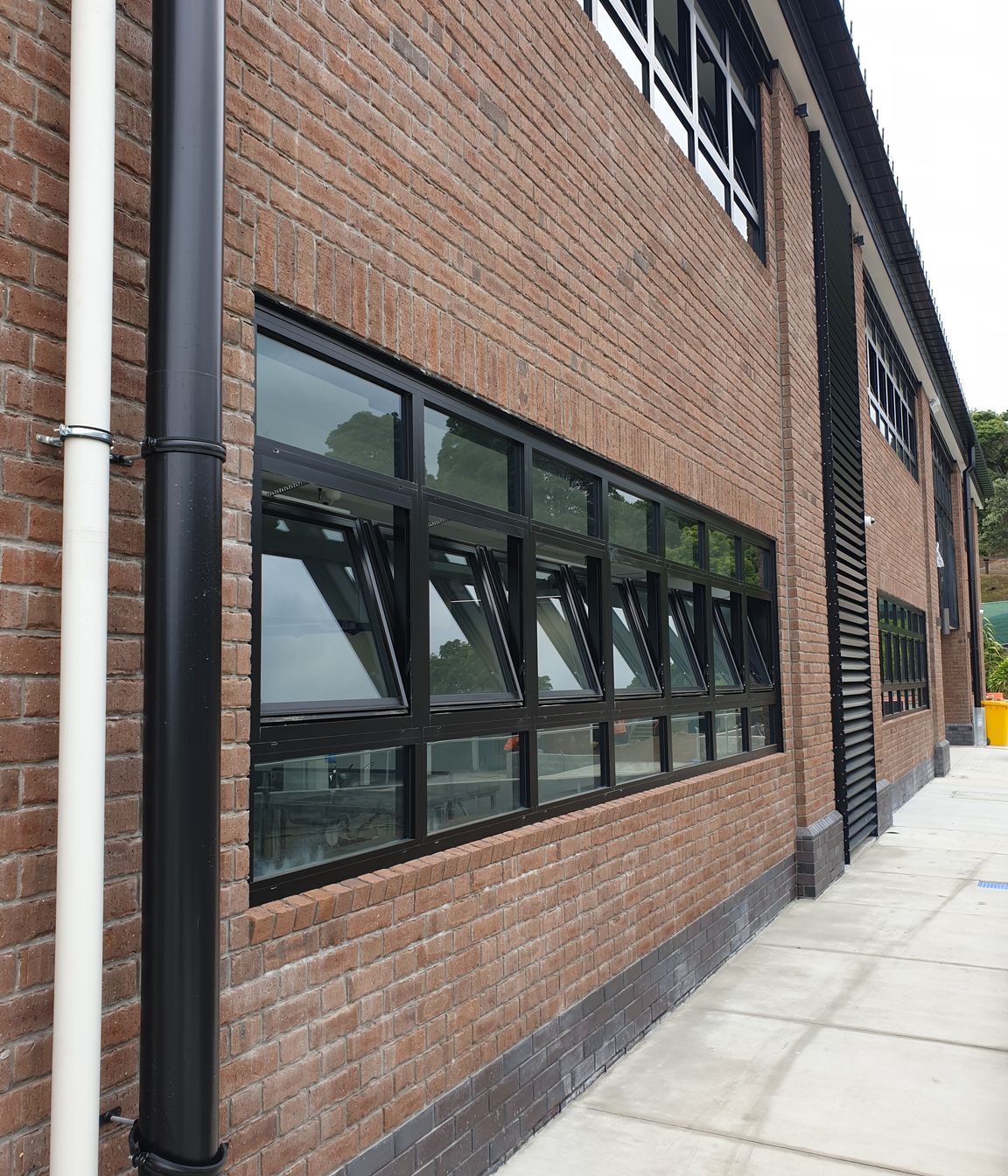Onehunga High School tech Block provides for catering and hospitality, art, science and technology training as well as being able to be used for events. The building showcases EllisCo's automatic natural ventilation control panels.