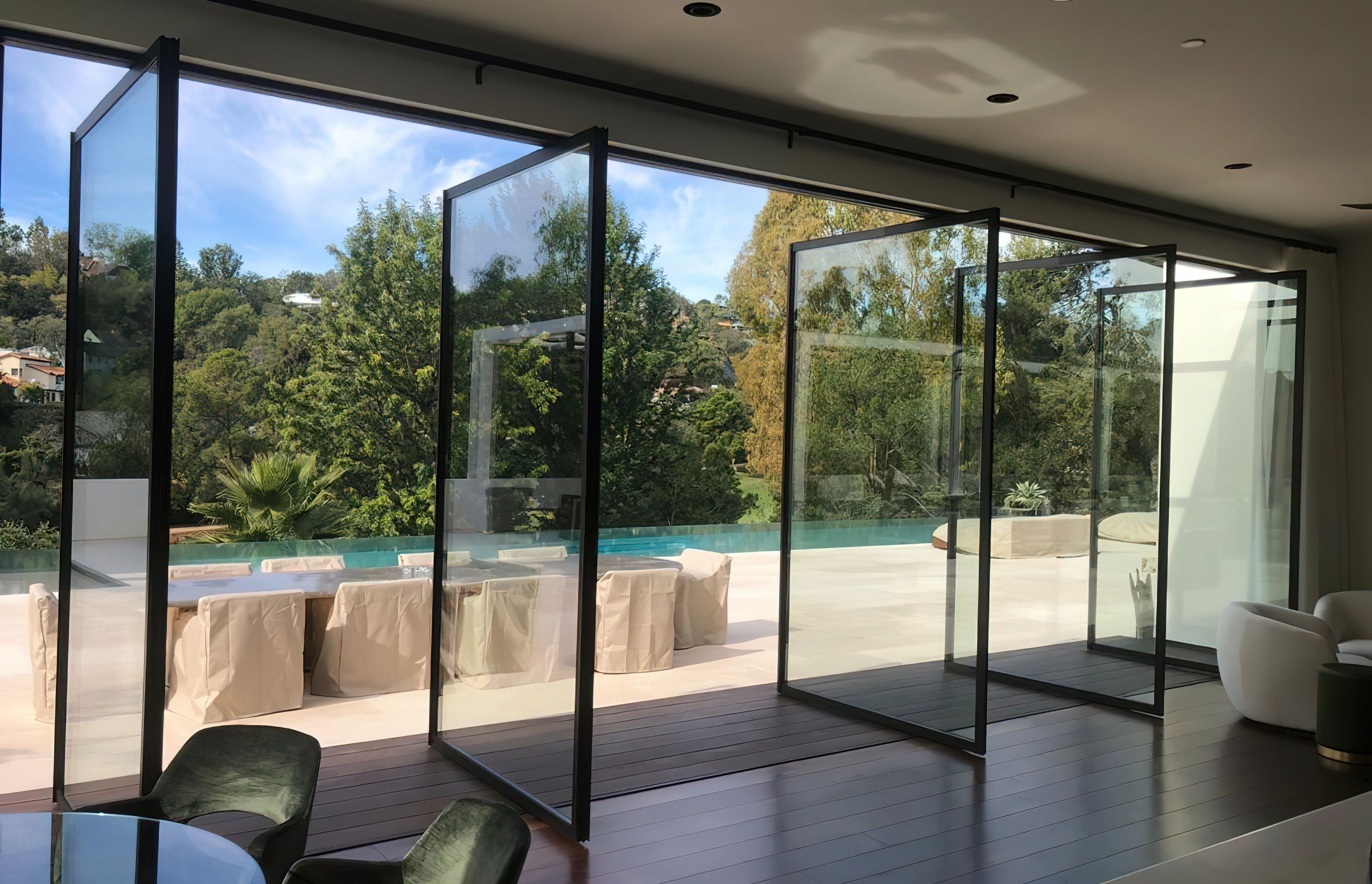 Pivot doors are an airtight solution ideal for large areas.