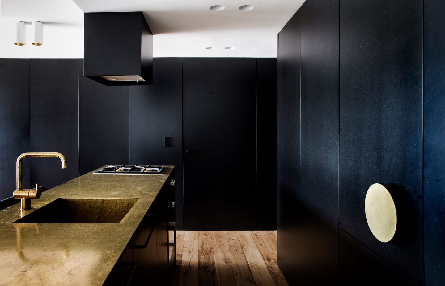 Finger Wharf Apartment by Studio Prineas | Photography by Chris Warnes & Katherine Lu