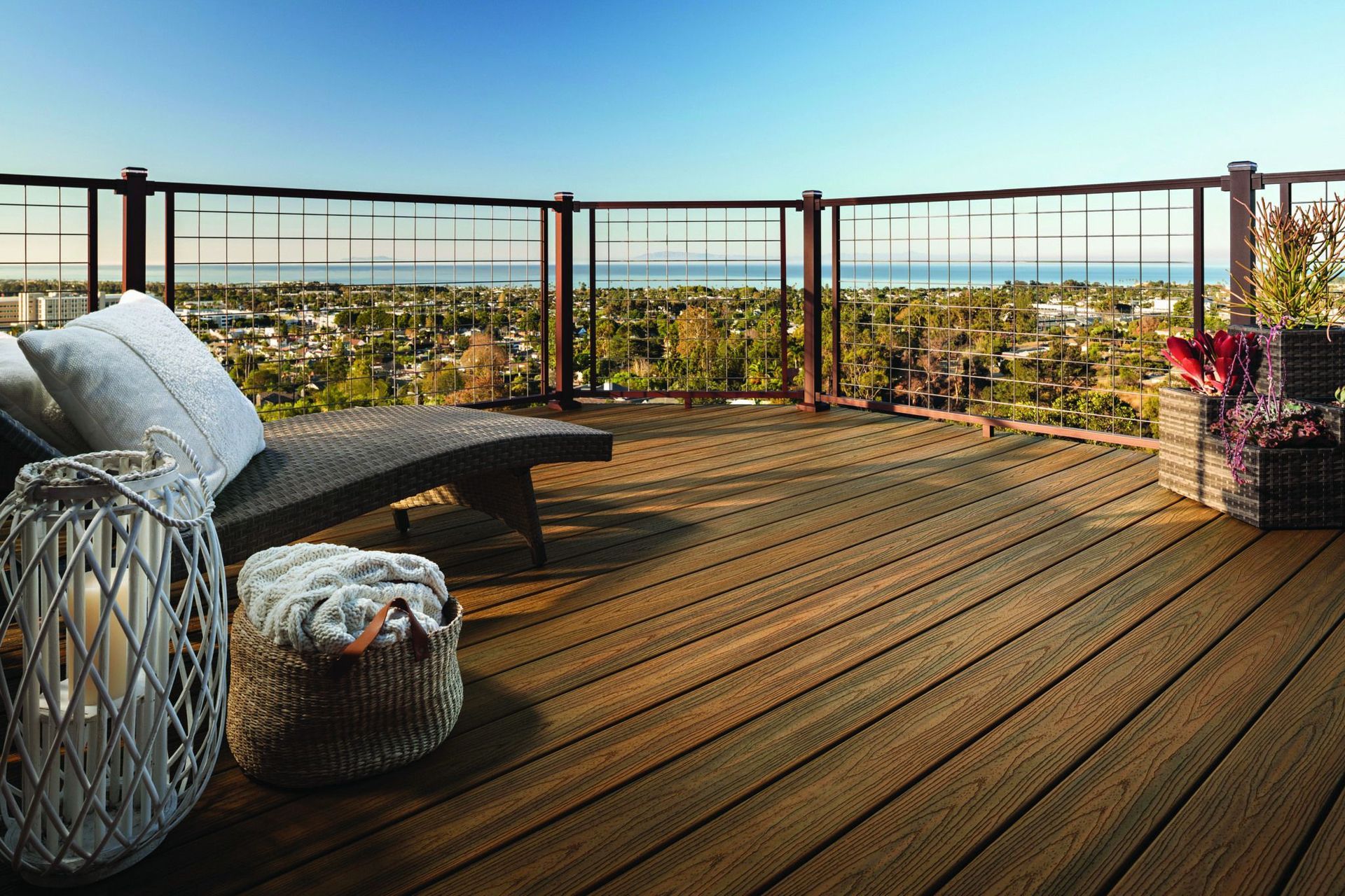 Heat-reflecting technology makes Trex Transcend the ideal decking for enjoying your outdoor space in the heat of summer.