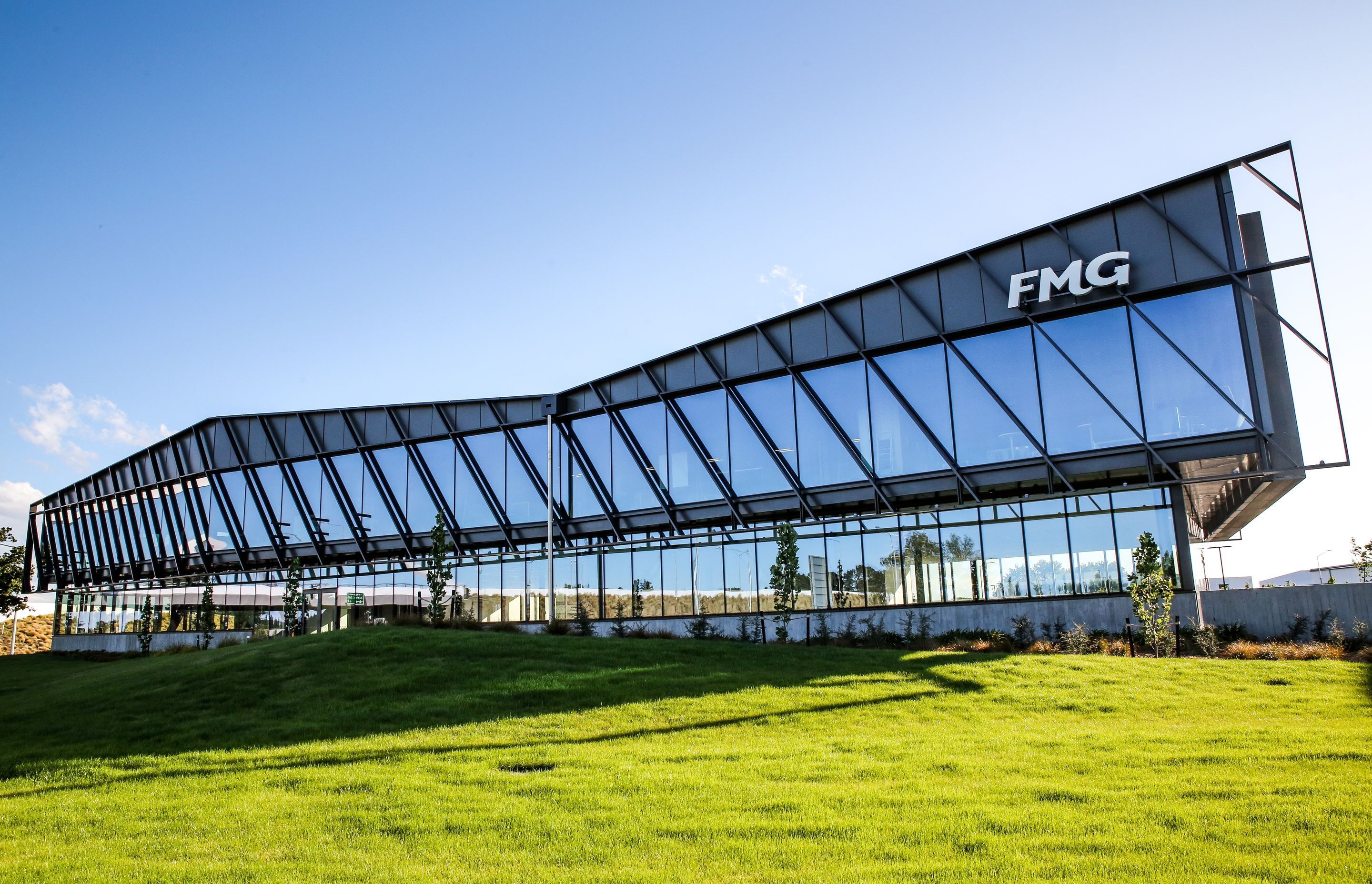 For the FMG office building at Christchurch International Airport, the high-performance PW1000 unitised curtainwall system was installed with integrated solar shading devices on uppler level and integrated doors on the lower level.