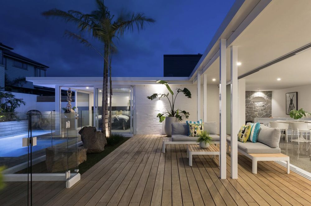 House 1 in Takapuna by Chris Tate is clad in white rendered brick – a robust materials that nods to Californian mid-century modernism.