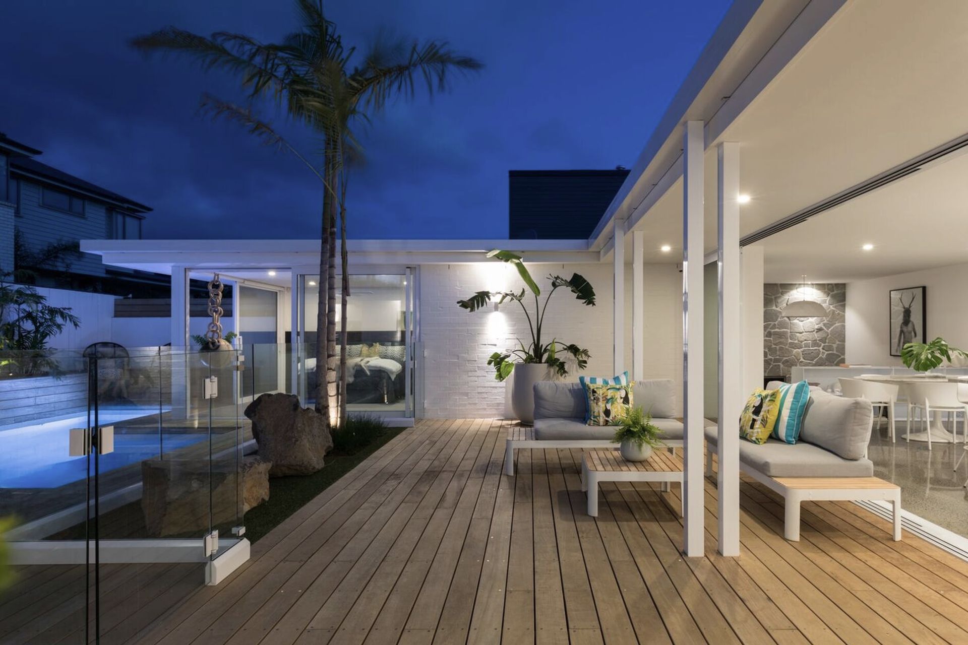 House 1 in Takapuna by Chris Tate is clad in white rendered brick – a robust materials that nods to Californian mid-century modernism.