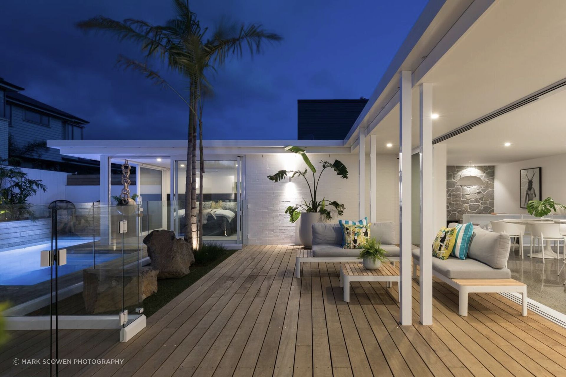 House 1 in Takapuna by Chris Tate is clad in white rendered brick – a robust materials that nods to Californian mid-century modernism.