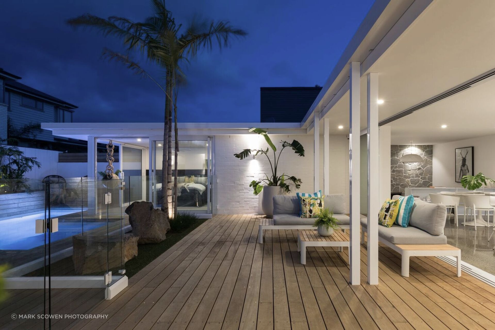 House 1 in Takapuna by Chris Tate is clad in white rendered brick – a robust materials that nods to Californian mid-century modernism.