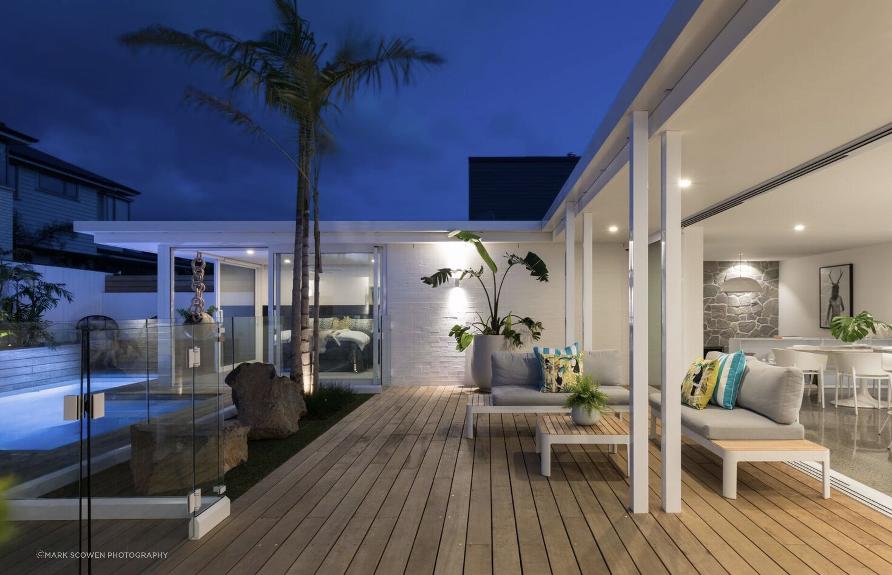 House 1 in Takapuna by Chris Tate is clad in white rendered brick – a robust materials that nods to Californian mid-century modernism.