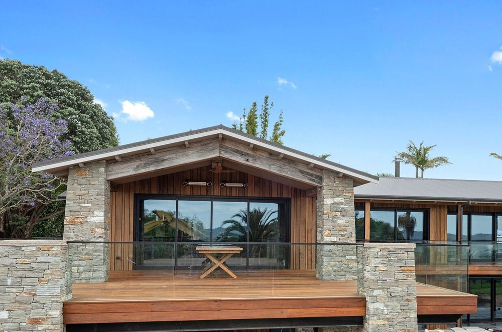 Don't be afraid to go large! Paradise Quarry walling products can be used to dramatic effect when teamed with a raft of complementary materials.