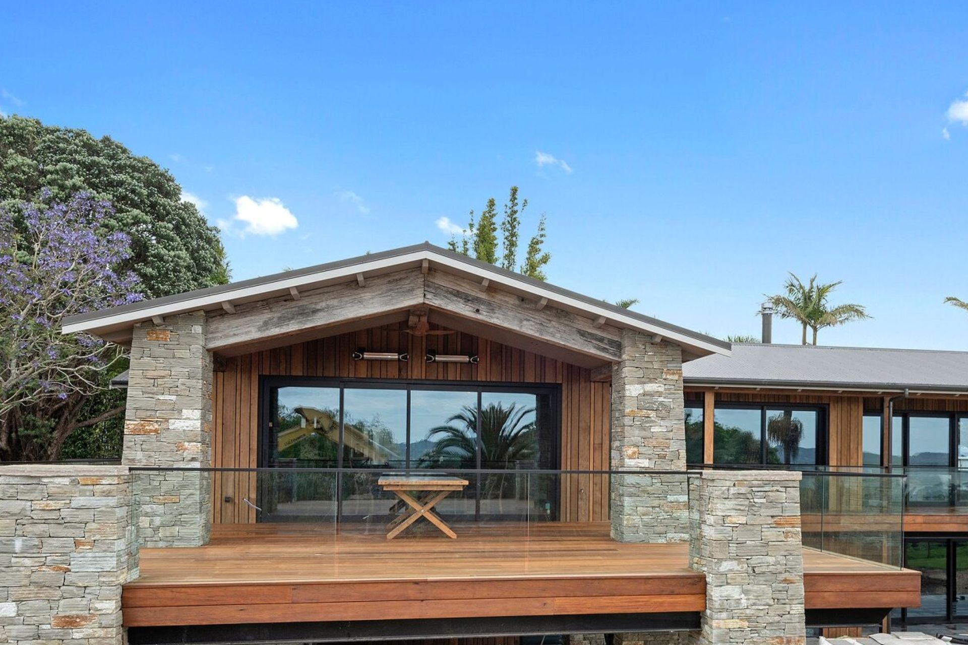 Don't be afraid to go large! Paradise Quarry walling products can be used to dramatic effect when teamed with a raft of complementary materials.