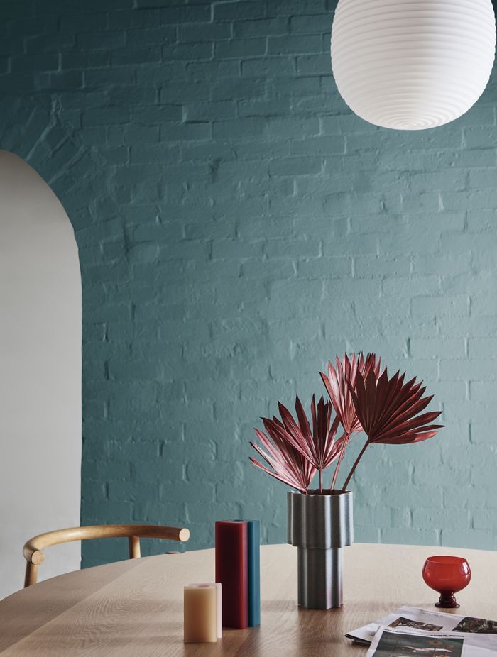 DULUX SUMMER FORECAST 2021. STYLIST: BREE LEECH. PHOTOGRAPHER: LISA COHEN. COLOURS: DULUX COOK STRAIT AND MT ASPIRING HALF. SUPPLIERS: HALL PAINTING BY ELLE BURGUEZ AND PRINT BY STACEY REES – MODERN TIMES; BENCH SEAT – FENTON&FENTON; CUSHION – KIP &am