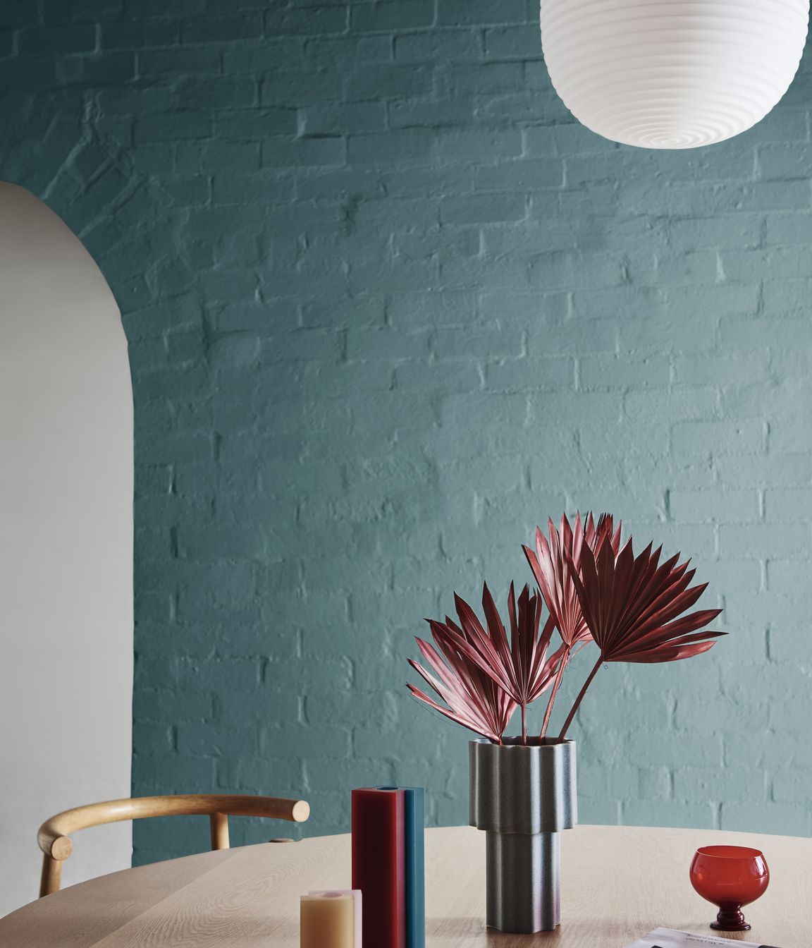DULUX SUMMER FORECAST 2021. STYLIST: BREE LEECH. PHOTOGRAPHER: LISA COHEN. COLOURS: DULUX COOK STRAIT AND MT ASPIRING HALF. SUPPLIERS: HALL PAINTING BY ELLE BURGUEZ AND PRINT BY STACEY REES – MODERN TIMES; BENCH SEAT – FENTON&amp;FENTON; CUSHION – KIP &am