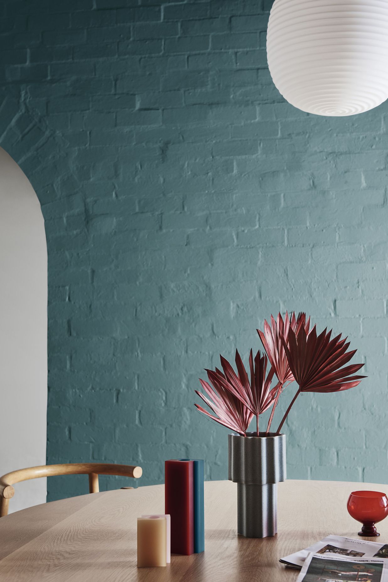 DULUX SUMMER FORECAST 2021. STYLIST: BREE LEECH. PHOTOGRAPHER: LISA COHEN. COLOURS: DULUX COOK STRAIT AND MT ASPIRING HALF. SUPPLIERS: HALL PAINTING BY ELLE BURGUEZ AND PRINT BY STACEY REES – MODERN TIMES; BENCH SEAT – FENTON&FENTON; CUSHION – KIP &am