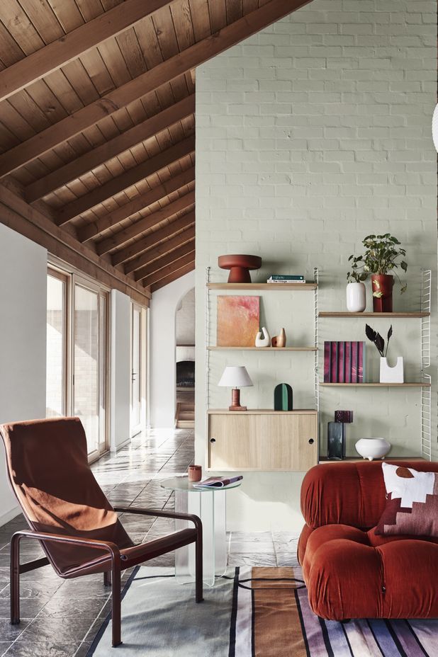 DULUX SUMMER FORECAST 2021. STYLIST: BREE LEECH. PHOTOGRAPHER: LISA COHEN. COLOURS: DULUX WOODS CREEK AND MT ASPIRING HALF. SUPPLIERS: VINTAGE CHAIR, GLASS VASE, ARTWORK (LEFT) BY RIA GREEN AND ARTWORK (RIGHT) BY TAJ ALEXANDER – MODERN TIMES; RUG – FENTON