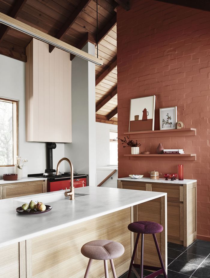 DULUX SUMMER FORECAST 2021. STYLIST: BREE LEECH. PHOTOGRAPHER: LISA COHEN. COLOURS: DULUX PREBBLETON, HALFWAY BLUFF AND MT ASPIRING HALF. SUPPLIERS: BOWL – LIGHTLY; VASE – CAPRA DESIGNS; ARTWORK (LEFT) BY MARK ALSWEILER, SCULPTURE – MODERN TIMES; ARTWORK