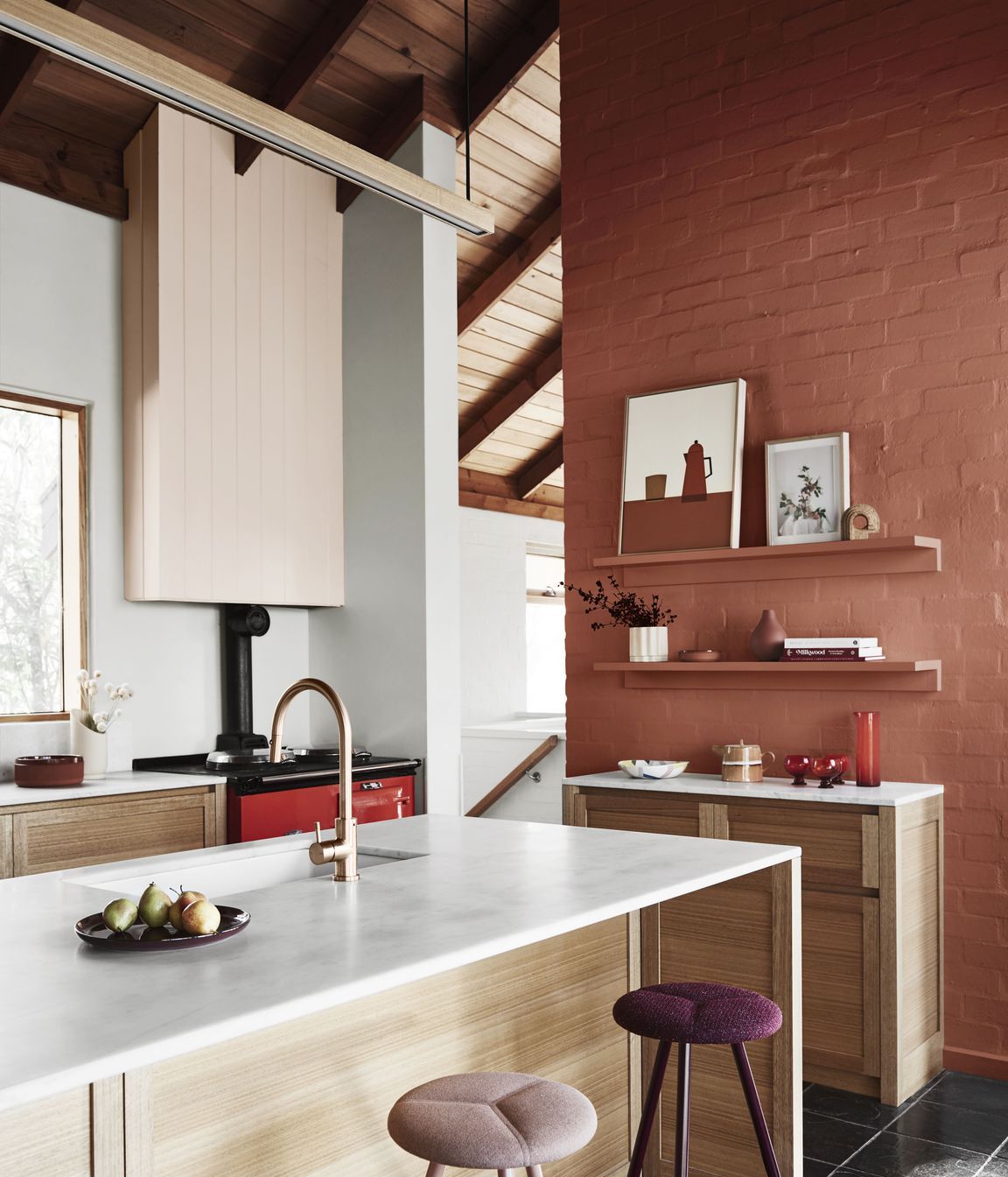 DULUX SUMMER FORECAST 2021. STYLIST: BREE LEECH. PHOTOGRAPHER: LISA COHEN. COLOURS: DULUX PREBBLETON, HALFWAY BLUFF AND MT ASPIRING HALF. SUPPLIERS: BOWL – LIGHTLY; VASE – CAPRA DESIGNS; ARTWORK (LEFT) BY MARK ALSWEILER, SCULPTURE – MODERN TIMES; ARTWORK 