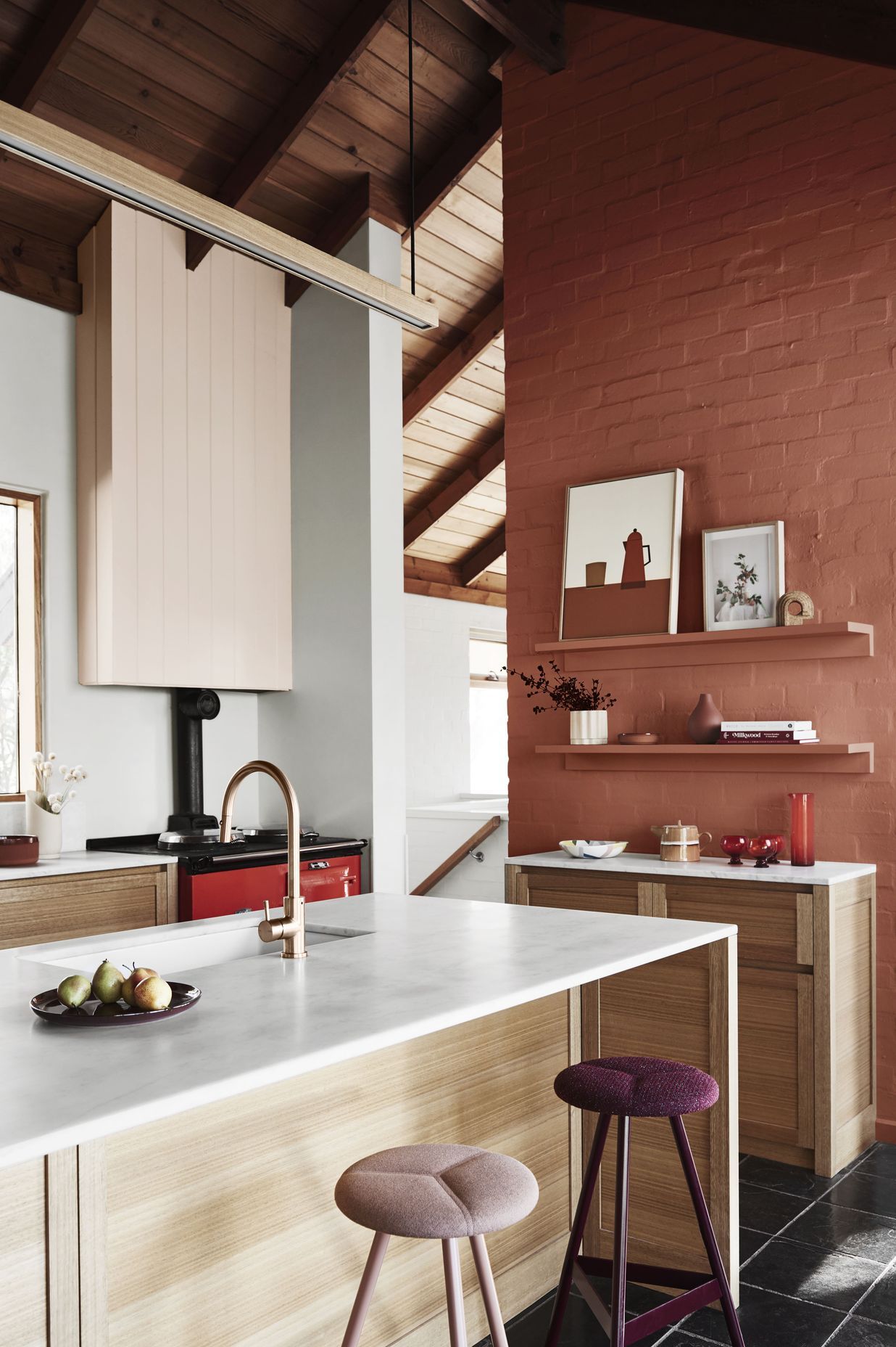 DULUX SUMMER FORECAST 2021. STYLIST: BREE LEECH. PHOTOGRAPHER: LISA COHEN. COLOURS: DULUX PREBBLETON, HALFWAY BLUFF AND MT ASPIRING HALF. SUPPLIERS: BOWL – LIGHTLY; VASE – CAPRA DESIGNS; ARTWORK (LEFT) BY MARK ALSWEILER, SCULPTURE – MODERN TIMES; ARTWORK