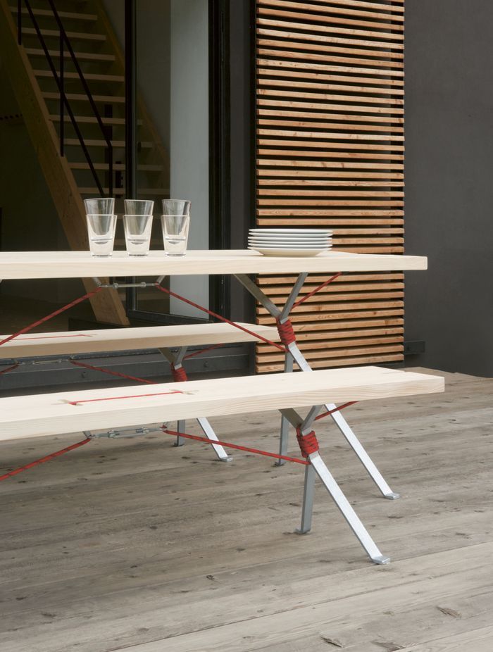 Kampenwand features galvanised or waxed steel legs and comes with either red or black rope.