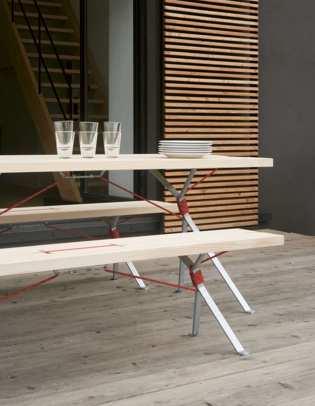 Kampenwand features galvanised or waxed steel legs and comes with either red or black rope.