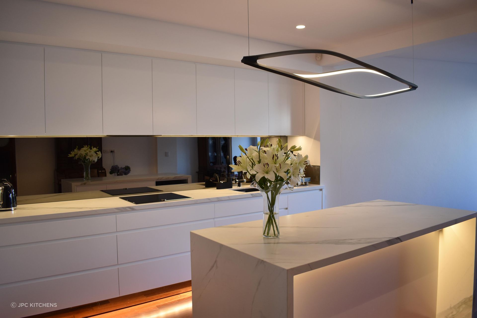 A dramatic smoked mirror splashback