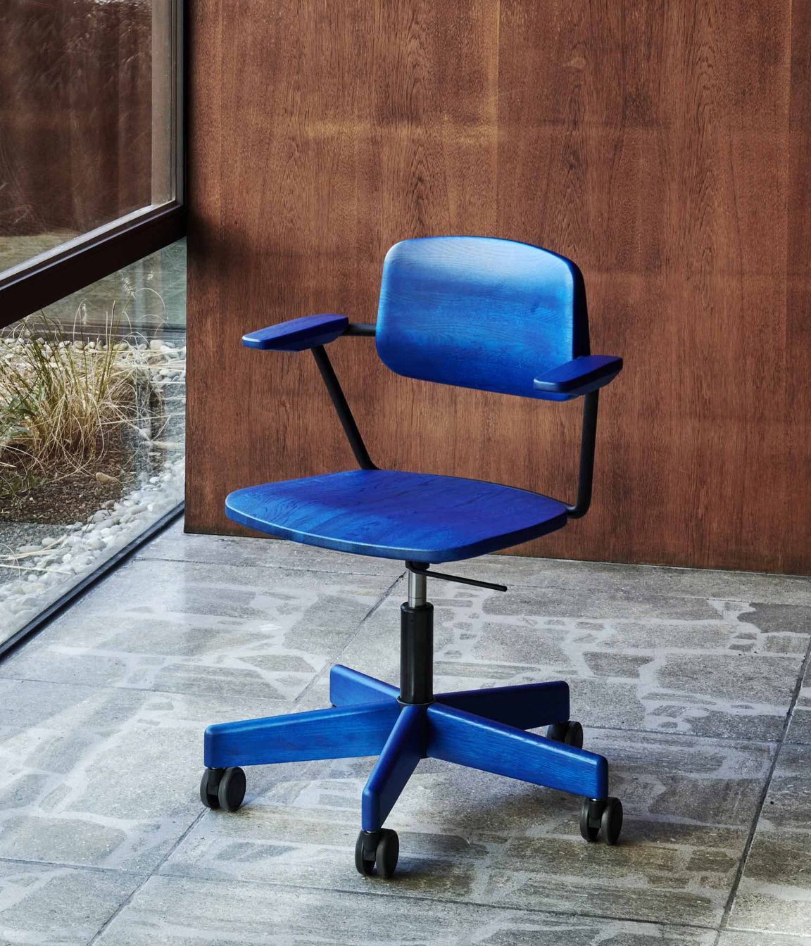 giroflex 150 in Indigo Blue finish